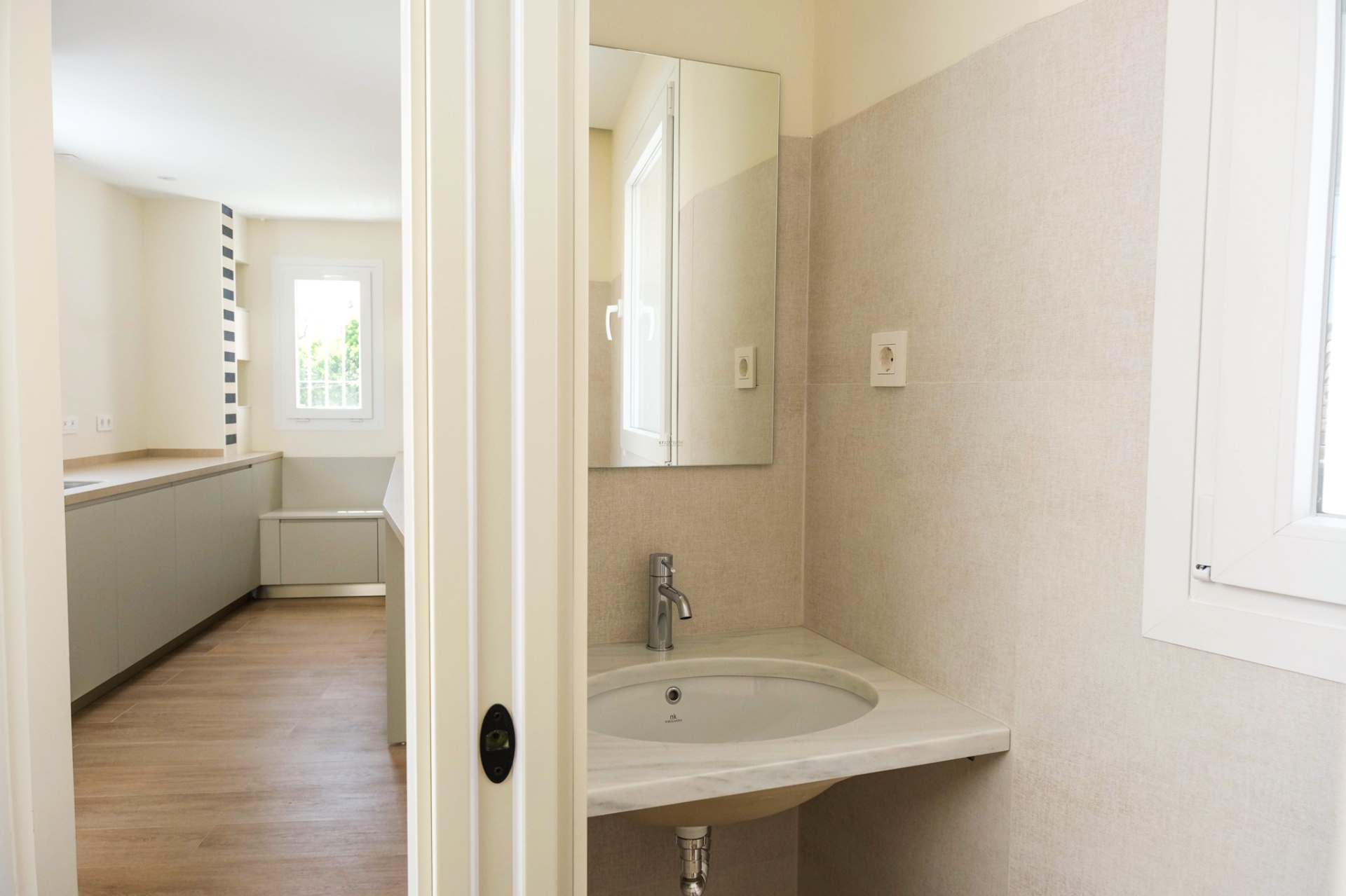 Baño con lavabo de mármol y grifería premium