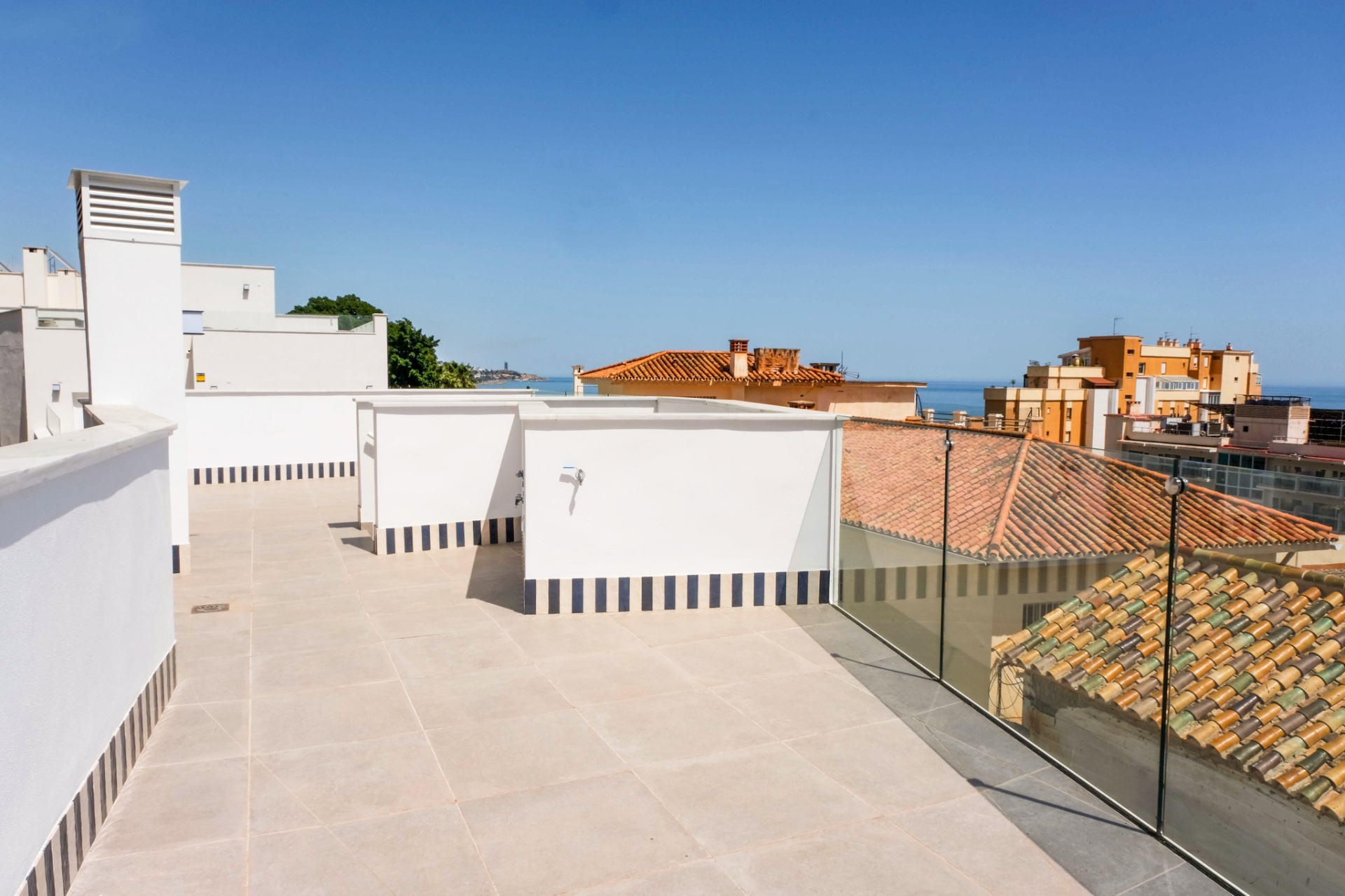 Terraza cubierta privada con orientación sur y detalles cerámicos artesanales