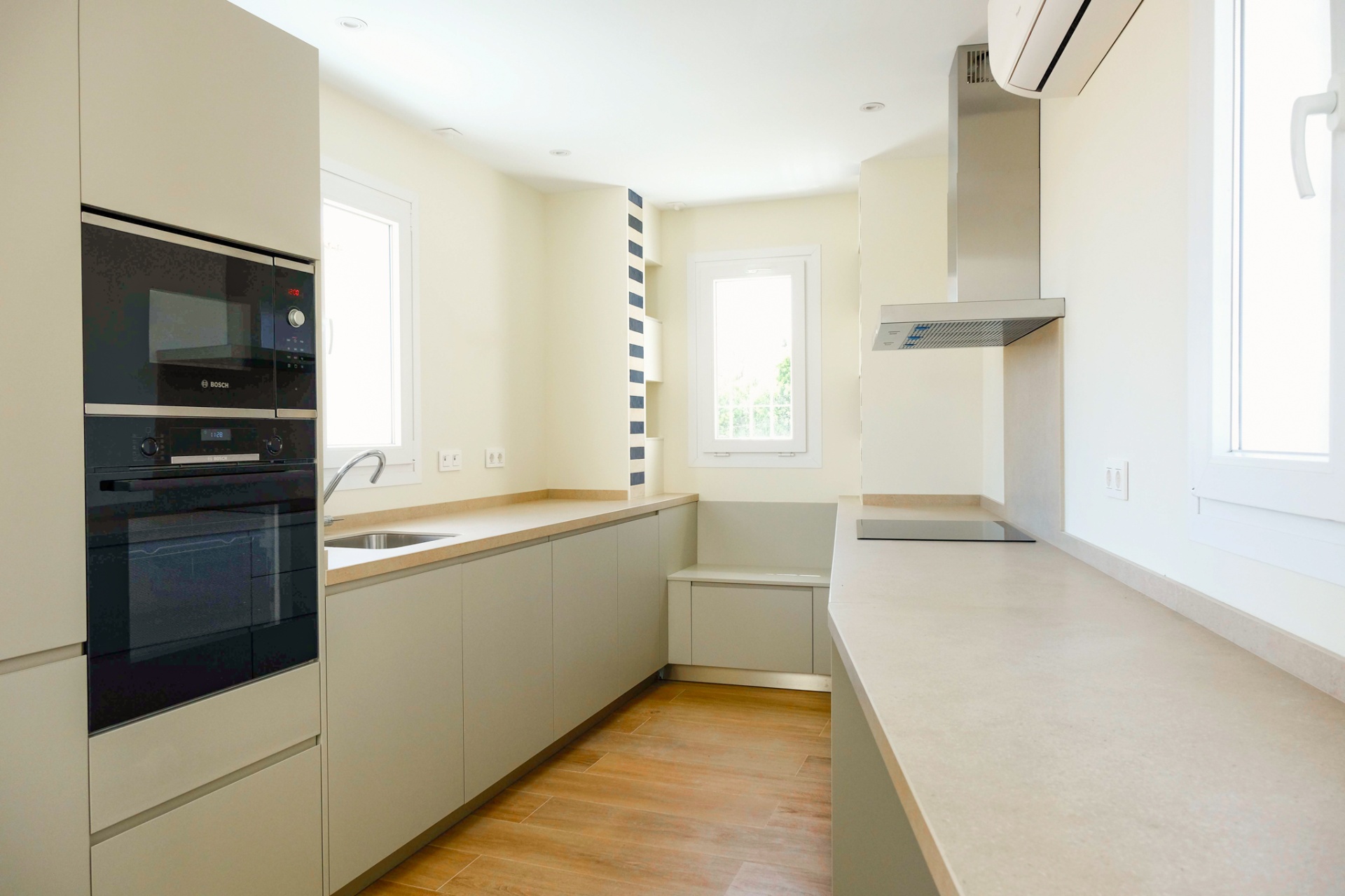 Cocina equipada Bosch con electrodomésticos de alta gama